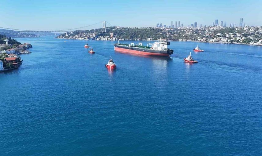 Karadeniz'de insansız hava aracı saldırısıyla tanker alev aldı