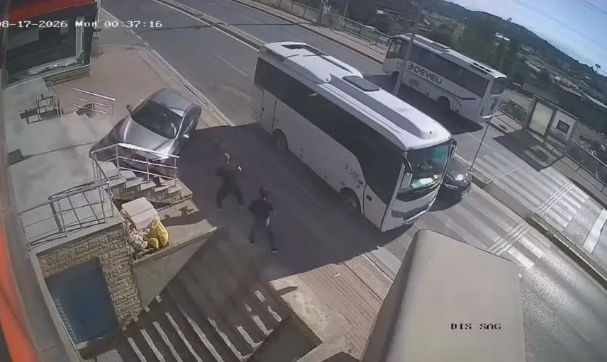 Kocaeli'de kontrolden çıkan otomobil merdiven boşluğuna düştü