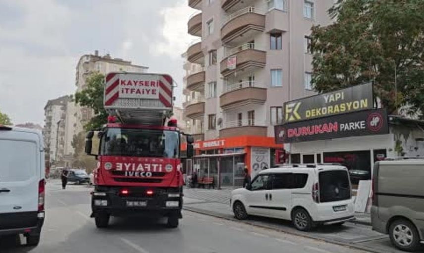 Kayseri'de 9 katlı binanın çatı katında çıkan yangın paniğe neden oldu