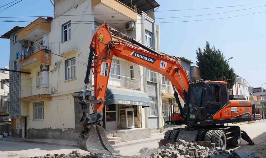 Tarsus'ta 17 sokak 10 bin ton sıcak asfaltla yenilendi