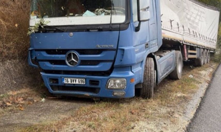 İnegöl'de yağmur sonrası şeker yüklü tır kanala uçtu