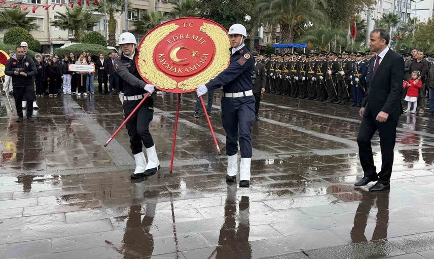 Edremit’te Cumhuriyet Bayramı coşkusu çelenk töreniyle başladı