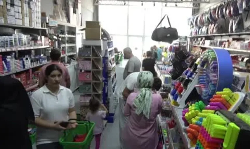 Kahramanmaraş'ta okullar açılmaya hazırlanırken kırtasiyelerde yoğun hareketlilik
