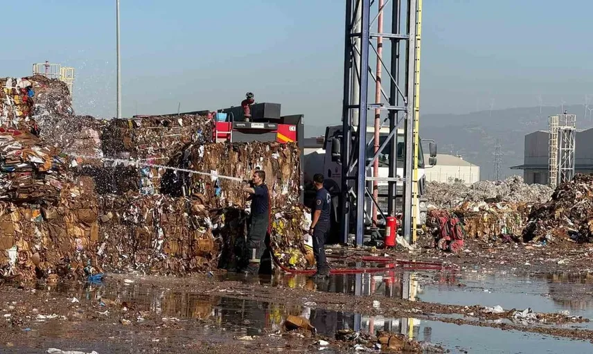 Söke'deki kağıt fabrikasında çıkan yangına itfaiyeden anında müdahale