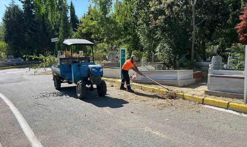 Gebze mezarlıklarında yabani ot temizliği çalışmaları hız kazandı