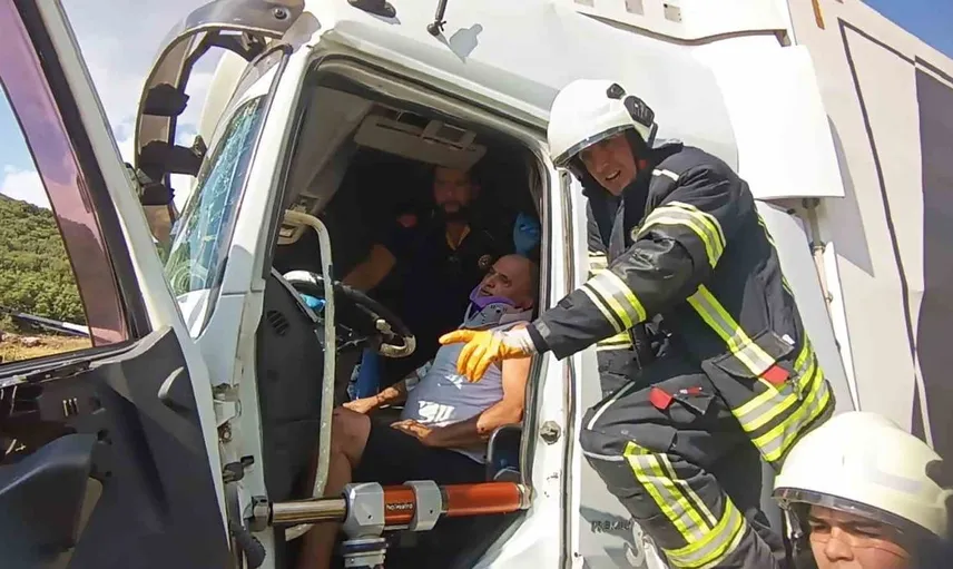 Burdur'da tır kazası: Sürücü yaralı olarak kurtarıldı