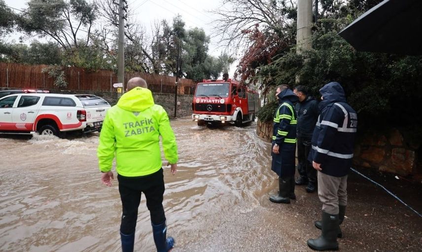 Bodrum'da şiddetli yağış sonrası belediye ekipleri seferber oldu