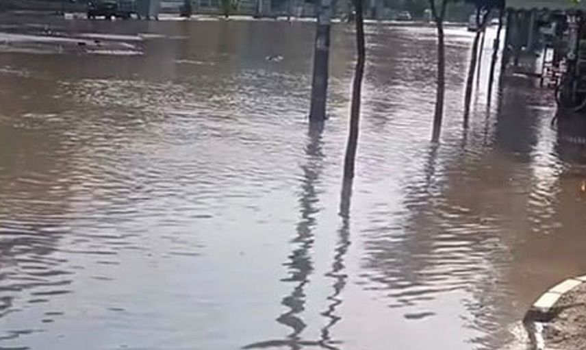 Adana'da su borusu patladı, yollar göle döndü