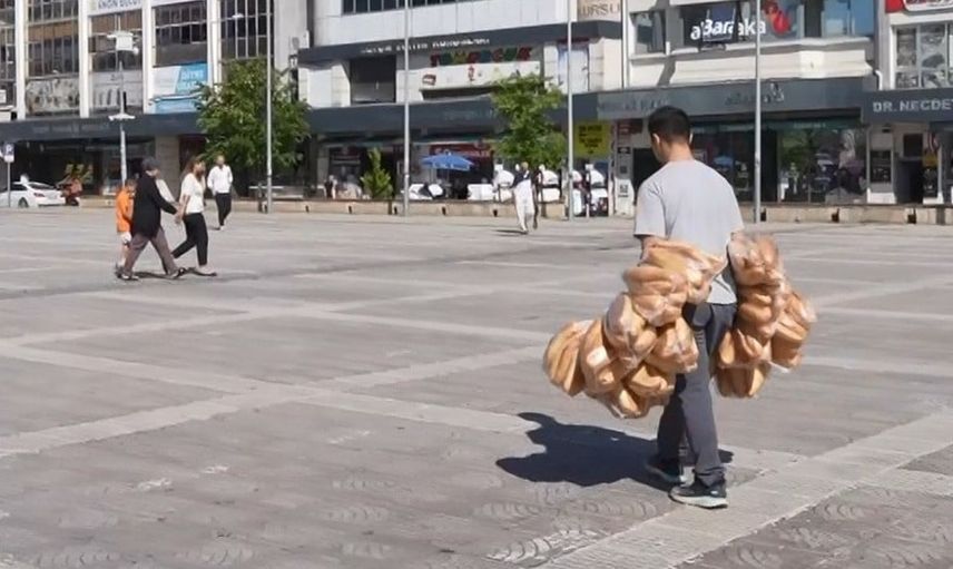 Samsun'da garson, tek seferde 100 ekmek taşıyarak dikkat çekiyor