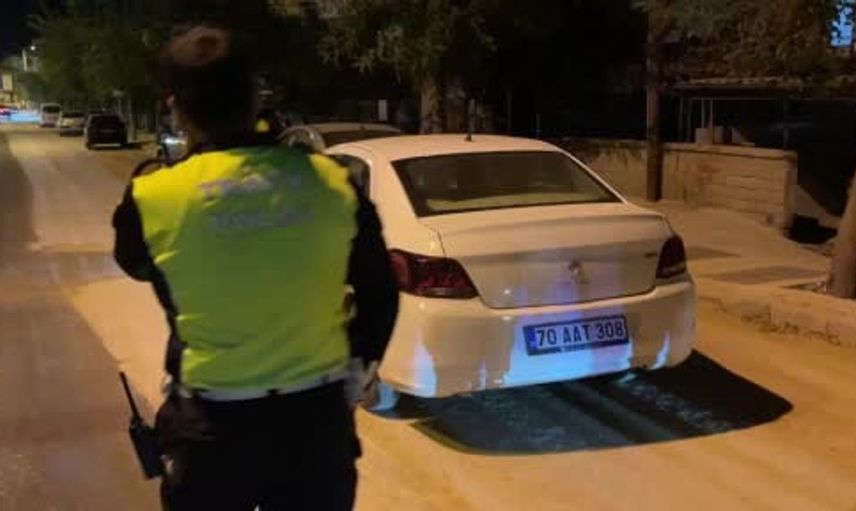 Karaman'da elektrik hattı çukuruna düşen araç hasar gördü