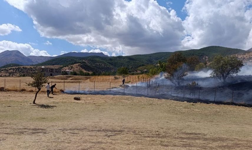 Hizan'da devam eden örtü yangınına itfaiye ekipleri müdahale ediyor