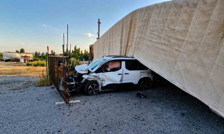 Çorum’da tırın devrilmesi sonucu hafif ticari araçta yaralanma: 1 kişi hastaneye kaldırıldı