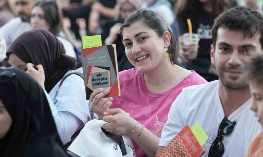 Kocaeli kitap fuarında müzayede heyecanı: Koleksiyon tutkunları bir araya geldi