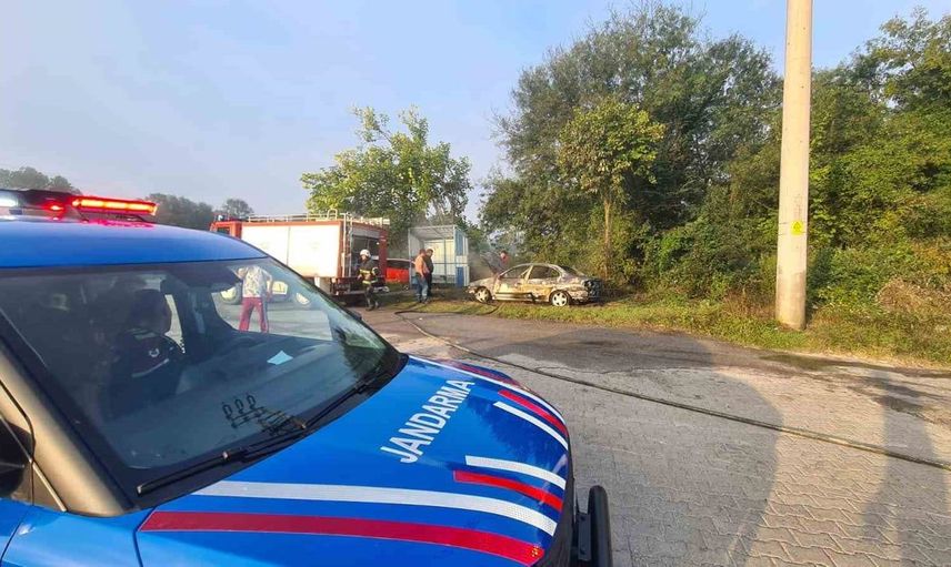Zonguldak'ta park halindeki araç çıktı alev alev