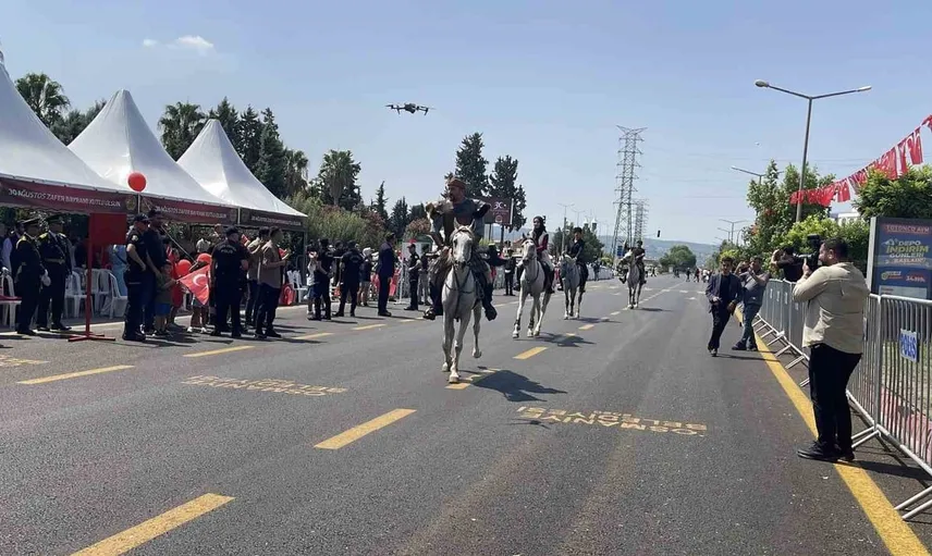 Osmaniye'de 30 Ağustos Zafer Bayramı'nda tarihi gelenek yeniden yaşatıldı
