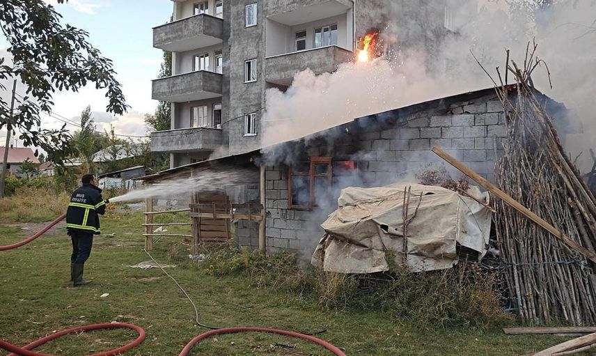 Muş’ta müstakil evin odunluğunda çıkan yangın paniğe neden oldu