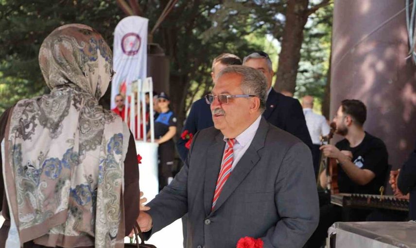 Fırat Üniversitesi'nde yeni eğitim yılına çiçeklerle merhaba