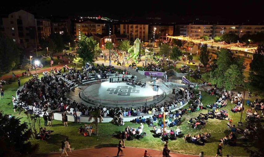 Altıeylül'de müzik dolu gece: Trio sahne aldı