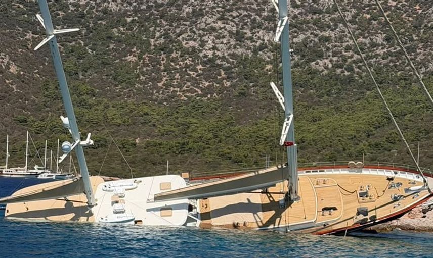 Bodrum'da kayalıklara çarpan guletin içindeki 11 kişi kurtarıldı