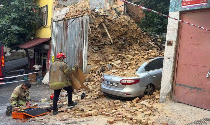 Beyoğlu'nda metruk bina çöktü, park halindeki otomobil zarar gördü