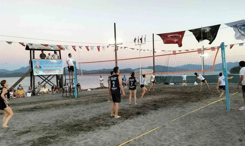 Köyceğiz'de plaj voleybolu tutkunları bir araya geldi