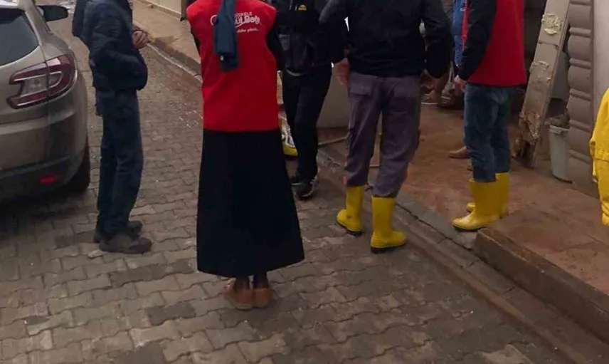 Başiskele'de sel mağdurlarına yardım elini uzattılar