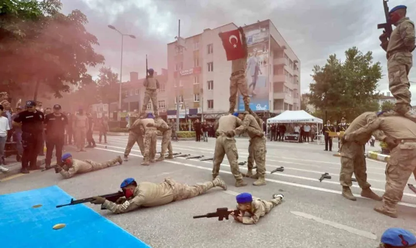 Minik asker zafer bayramında komandolara eşlik etti