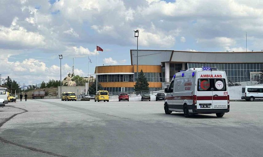Burdur'da alkollü kadın, araçların önüne atlayarak polise zor anlar yaşattı