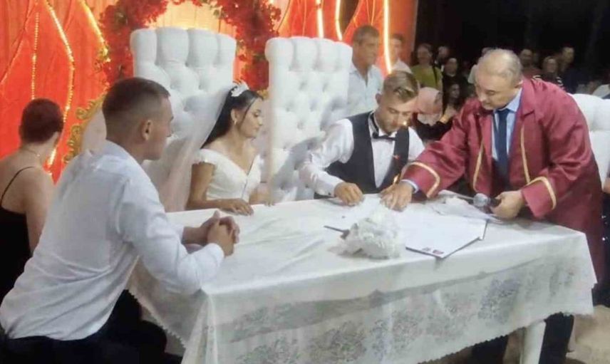Gelibolu'da nikah memuru babasının görevini yerine getirdi: Kızının nikahı özel anlarla doluydu