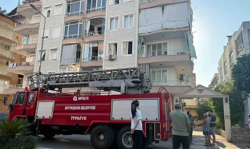 Serik'te unutulan yemek yangına neden oldu