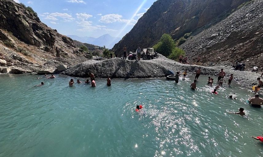 Serinlemek için doğadan havuz yaptılar: Erzincan'da sıcaklar bunaltıyor