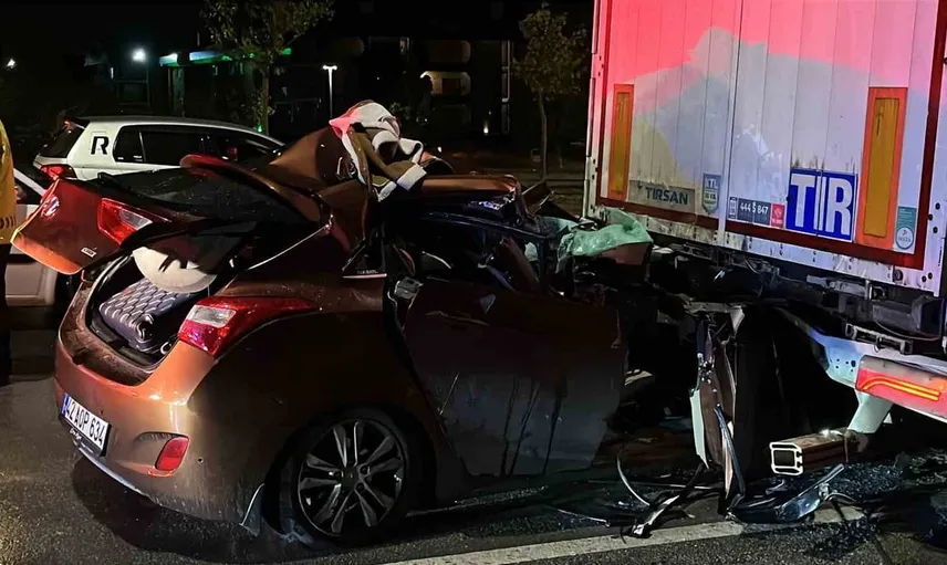 Konya'da lastiği patlayan tıra çarpan otomobilin yolculardan ikisi yaralandı
