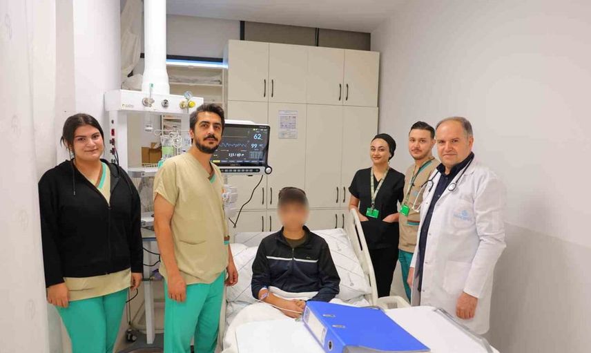 Su şişesine konulan tuz ruhunu içen 14 yaşındaki çocuk hastanede tedavi edildi