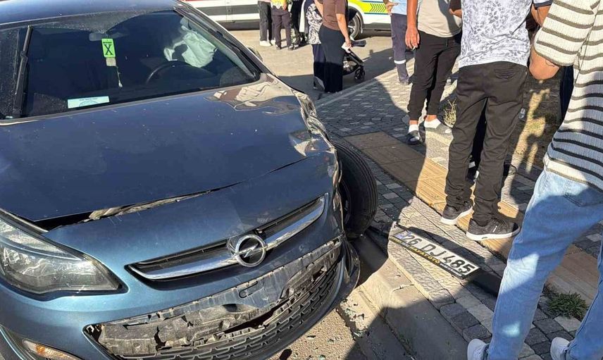 Eskişehir'de otomobil ve minibüs çarpışması sonucunda 8 kişi yaralandı