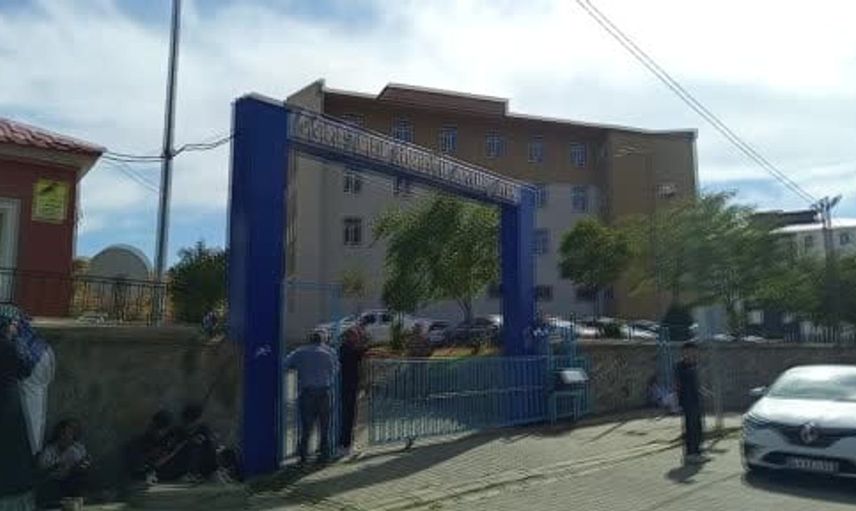 Bingöl'de yük asansöründe sıkışan öğrenci hastanelik oldu