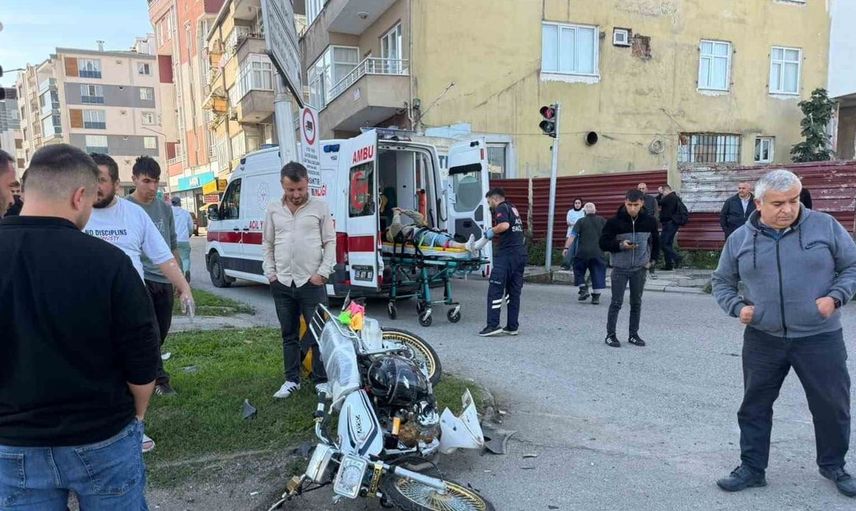 Samsun'da motosiklet ve otomobil çarpıştı: 1 yaralı