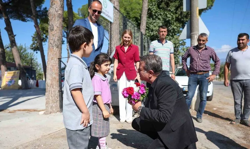 Yeni eğitim yılının coşkusunu birlikte paylaştılar: Başkan Yetişkin minik öğrencilere sürpriz yaptı
