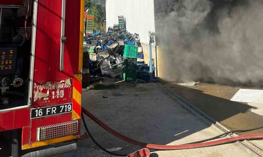 Bursa'da soğuk hava deposunda yangın paniği: Siyah incirler tehlikede