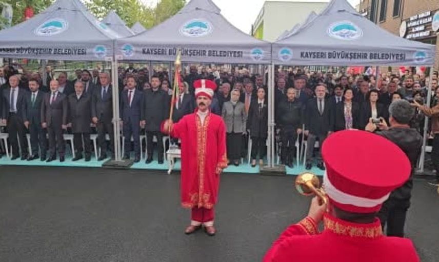 Memduh Büyükkılıç, ağabeyi için hayırsever merkezde duygusal anlar yaşadı