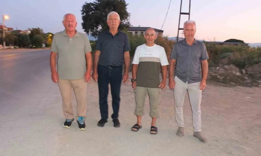 Burhaniye'de kaldırımsız cadde vatandaşları endişelendiriyor