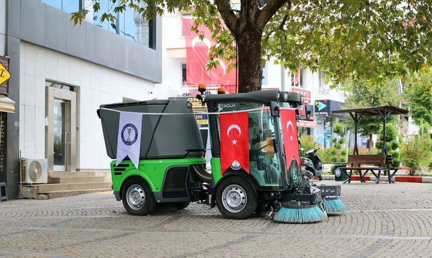 Tavas Belediyesi temizlik filosunu yeni zemin süpürme aracıyla güçlendirdi