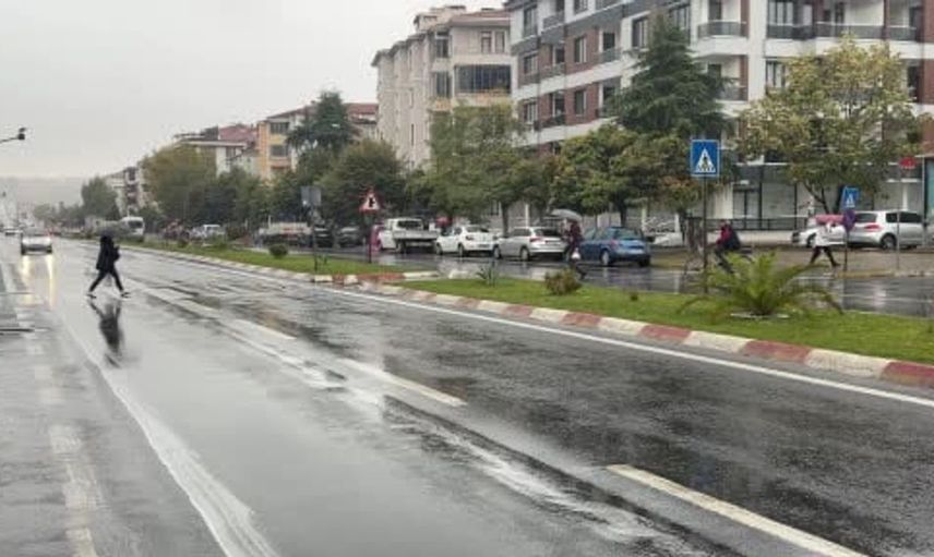Lüleburgaz'da sabah saatlerinde başlayan sağanak yağış hayatı olumsuz etkiledi