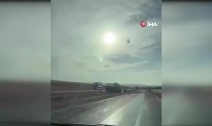 Siirt'te çakıllar tırın hakimiyetini kaybettirdi