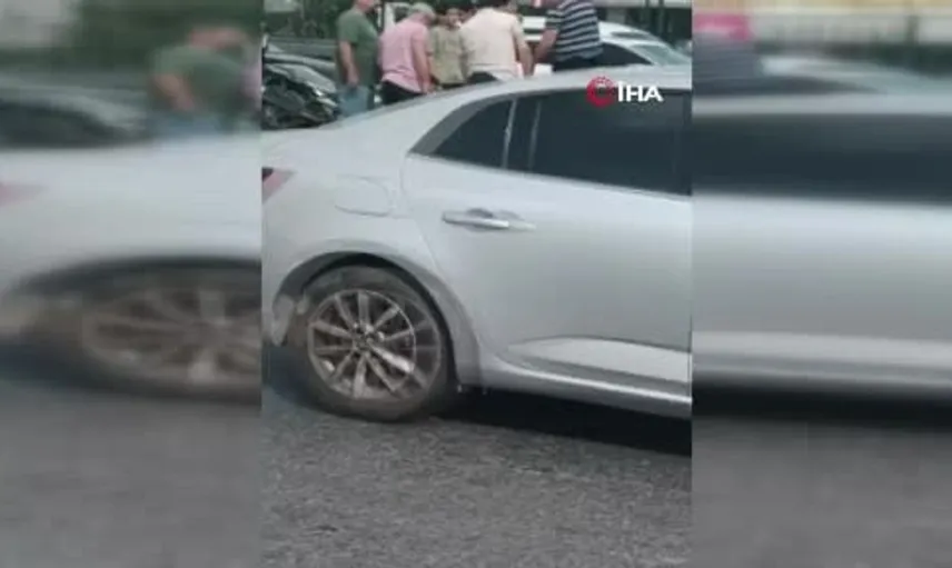 Küçükçekmece'de kaza: hafif ticari araç bariyerlere çarptı