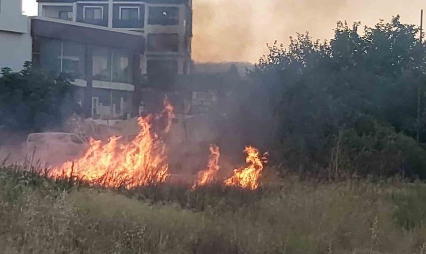 Mersin’in Erdemli ilçesinde boş arazide çıkan yangın kısa sürede kontrol altına alındı