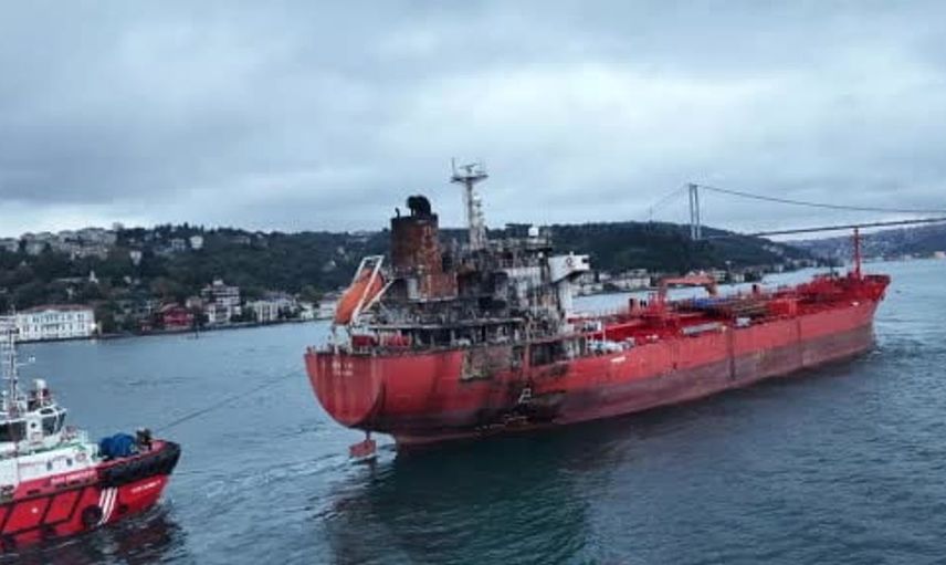 Karadeniz'de saldırıya uğrayan tanker İstanbul Boğazı'nda trafiği durdurdu