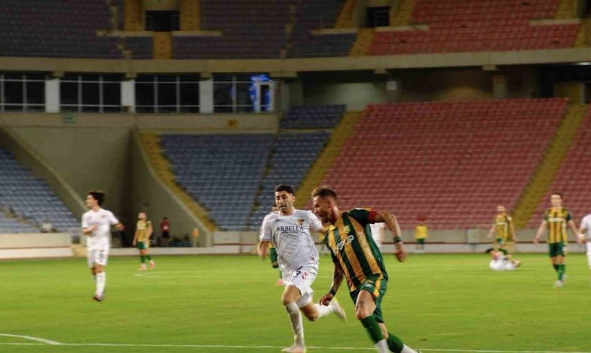 Osmaniyespor galibiyet sevinci sonrası taşlı saldırıya uğradı