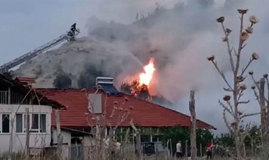 Gölhisar’da samanlıkta başlayan yangın evi kullanılamaz hale getirdi