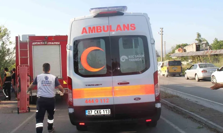 Antalya'da otomobil sulama kanalına düştü, sürücünün durumu kritik