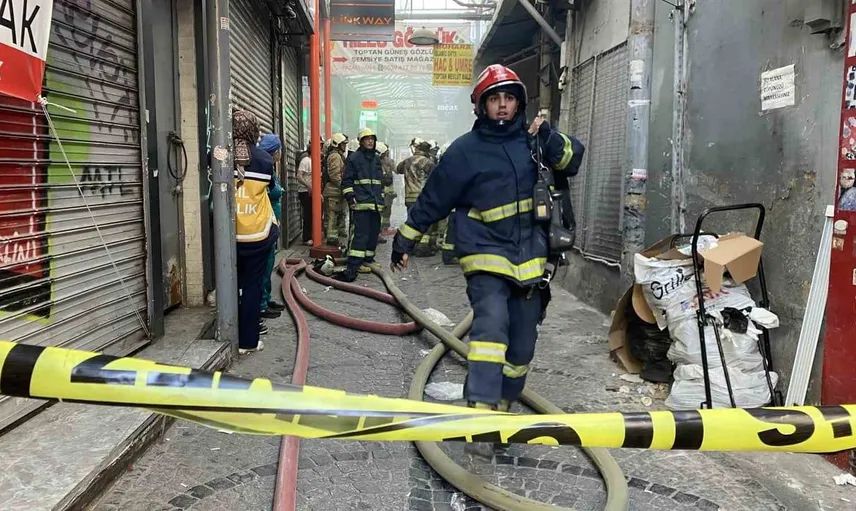Eminönü'ndeki yangında itfaiye erleri zor anlar yaşadı